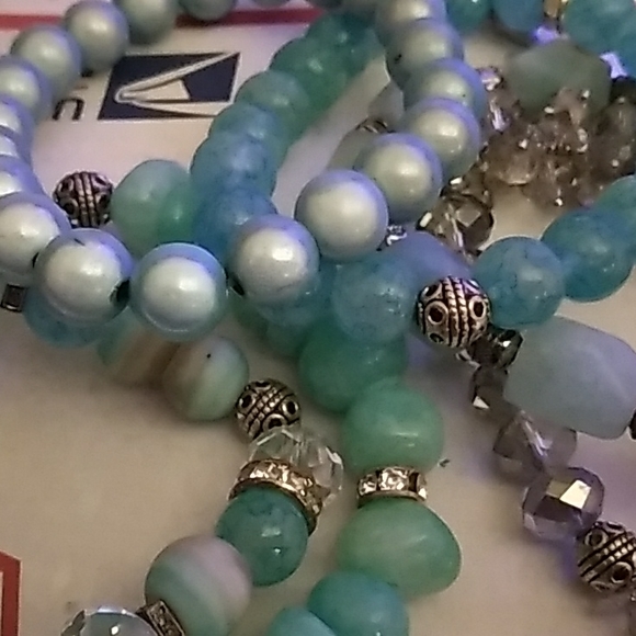 Women's bracelets and matching earrings. - Picture 5 of 8